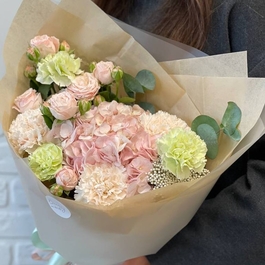 Сборный букет с зелеными гвоздиками